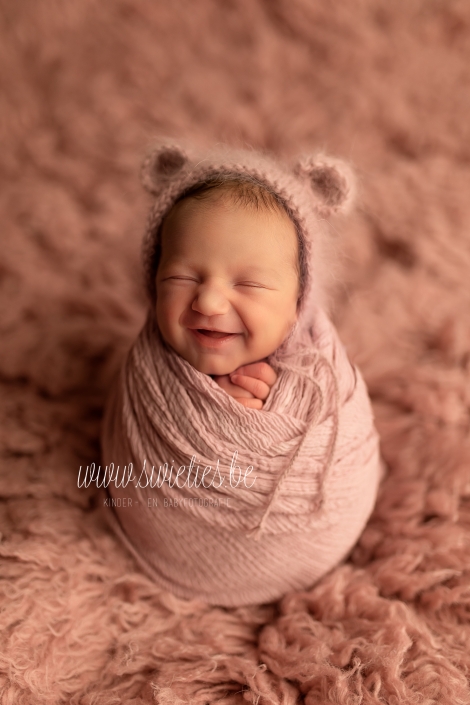 SWIETIES_NEWBORN_FOTOGRAFIE_FOTOGRAAF_LOKEREN_GENT_ST_NIKLAAS_LEUVEN_KONTICH_DUFFEL_LIER_BORGERHOUT_MECHELEN_HOVE_LINT_WILRIJK_BOECHOUT_ANTWERPEN_ST-NIKLAAS_EDEGEM_FAMILIEPORTRET