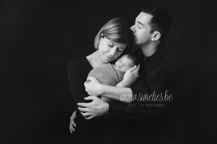 SWIETIES_BABY_NEWBORN_FOTOGRAFIE_FOTOGRAAF_KAPELLEN_BRASSCHAAT_LOKEREN_TEMSE_GENT_LEUVEN_KONTICH_LIER_MECHELEN_HOVE_LINT_WILRIJK_ANTWERPEN_VILVOORDE_ST-NIKLAAS_EDEGEM_FINE_ART_FAMILIEPORTRET