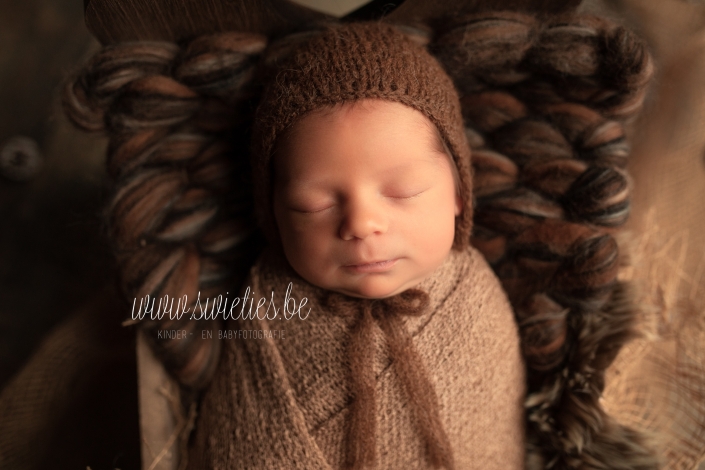 SWIETIES_NEWBORN_FOTOGRAAF_KAPELLEN_ANTWERPEN_LOKEREN_GENT_LEUVEN_KONTICH_DUFFEL_NIEL_LINT_MECHELEN_WILRIJK_ANTWERPEN_ST-NIKLAAS_EDEGEM_FINE_ART_FAMILIEPORTRET