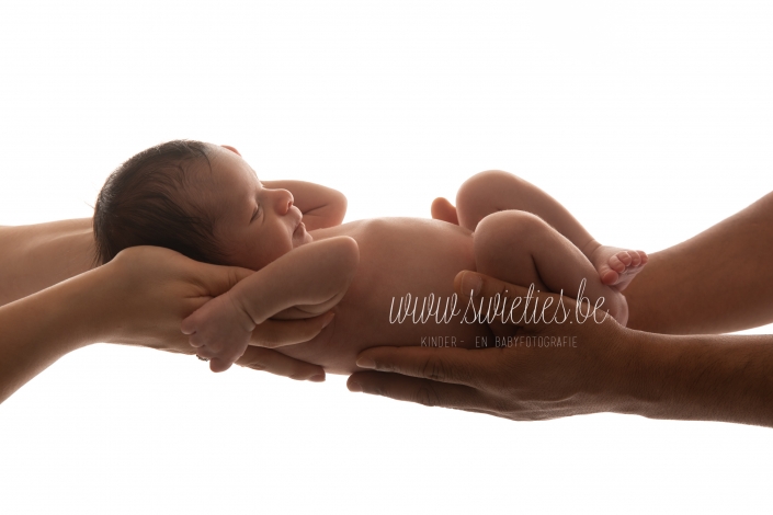 SWIETIES_NEWBORN_FOTOGRAAF_KAPELLEN_ANTWERPEN_AALST_LOKEREN_GENT_LEUVEN_KONTICH_DUFFEL_LIER_MECHELEN_LINT_WILRIJK_ST-NIKLAAS_EDEGEM_FINE_ART_FAMILIEPORTRET.