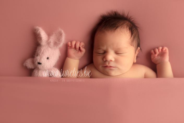 SWIETIES_NEWBORN_FOTOGRAAF_ANTWERPEN_KAPELLEN_LOKEREN_GENT_AALST_DENDERMONDE_BORNEM_KONTICH_DUFFEL_LIER_LINT_MECHELEN_ST-NIKLAAS_EDEGEM_FINE_ART_FAMILIEPORTRET