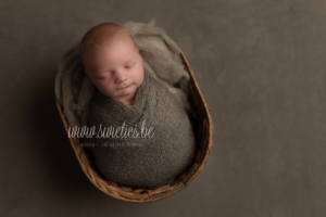 SWIETIES_NEWBORN_FOTOGRAAF_ANTWERPEN_KAPELLEN_LOKEREN_GENT_LEUVEN_KONTICH_DUFFEL_LIER_LINT_AARTSELAAR_EDEGEM_FINE_ART_FAMILIEPORTRET