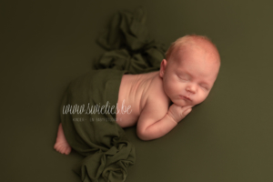 SWIETIES_NEWBORN_FOTOGRAAF_ANTWERPEN_KAPELLEN_LOKEREN_GENT_LEUVEN_KONTICH_DUFFEL_LIER_LINT_BOOM_ST-NIKLAAS_EDEGEM_FINE_ART_FAMILIEPORTRET