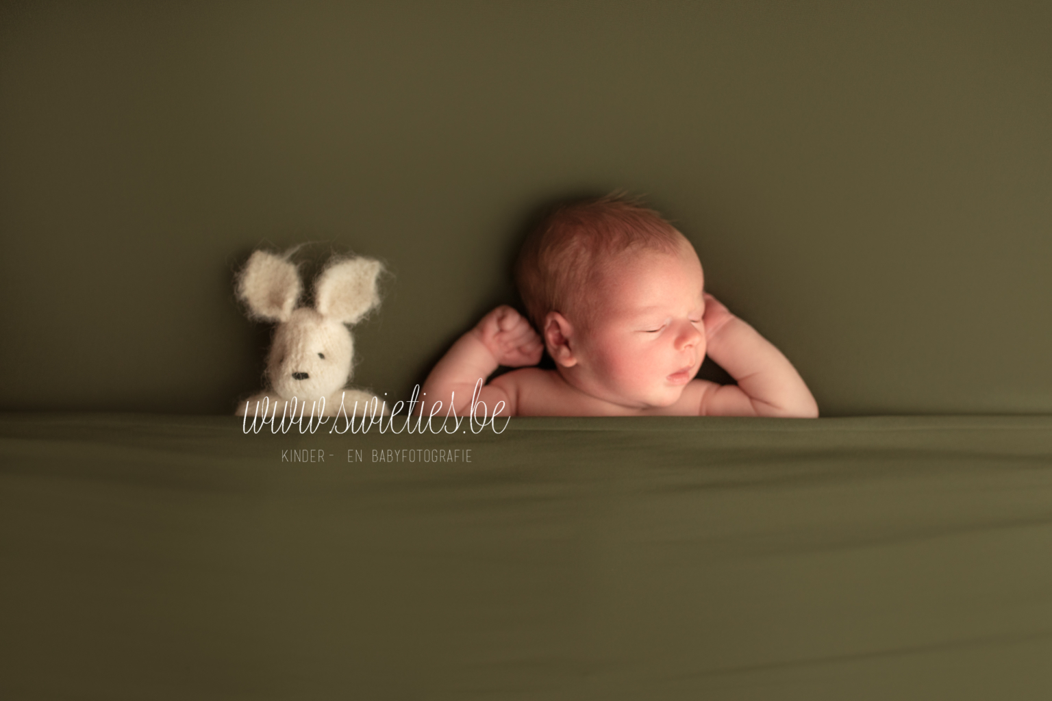 SWIETIES_NEWBORN_FOTOGRAAF_ANTWERPEN_KAPELLEN_LOKEREN_GENT_LEUVEN_KONTICH_DUFFEL_LIER_LINT_BUGGENHOUT_ZEMST_FINE_ART_FAMILIEPORTRET