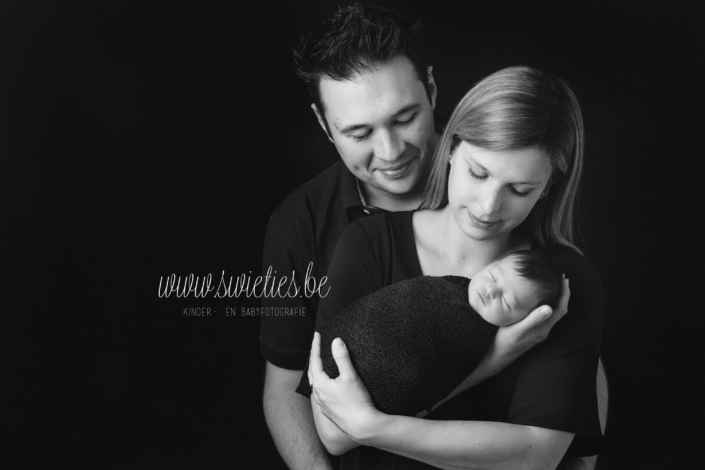 SWIETIES_NEWBORN_FOTOGRAAF_ANTWERPEN_KAPELLEN_LOKEREN_GENT_LEUVEN_KONTICH_DUFFEL_LIER_LINT_MECHELEN_MORSEL_NIEL_SCHELLE_BOOM_FINE_ART_FAMILIEPORTRET