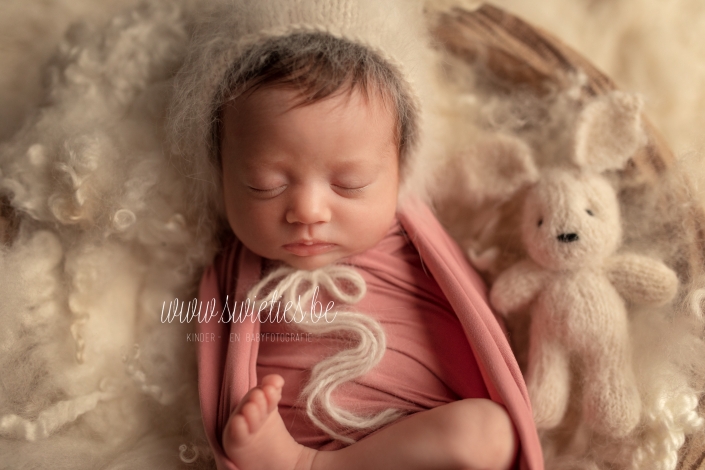 SWIETIES_NEWBORN_FOTOGRAAF_ANTWERPEN_KAPELLEN_LOKEREN_GENT_LEUVEN_KONTICH_DUFFEL_LIER_LINT_MECHELEN_ST-NIKLAAS_EDEGEM_BUGGENHOUT_MEISE_VILVOORDE_FINE_ART_FAMILIEPORTRET