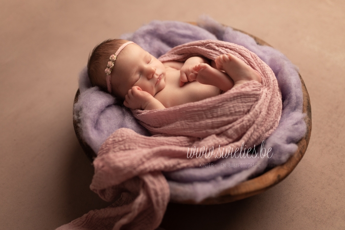 SWIETIES_NEWBORN_FOTOGRAAF_ANTWERPEN_KAPELLEN_LOKEREN_GENT_LEUVEN_KONTICH_DUFFEL_LIER_LINT_MECHELEN_ZANDHOVEN_ST-NIKLAAS_EDEGEM_BUGGENHOUT_MEISE_VILVOORDE_FINE_ART_FAMILIEPORTRET