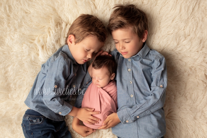 SWIETIES_NEWBORN_FOTOGRAAF_ANTWERPEN_KAPELLEN_LOKEREN_GENT_LEUVEN_MECHELEN_ZEMST_BUGGENHOUT_HAMME_BEVEREN_FINE_ART_FAMILIEPORTRET